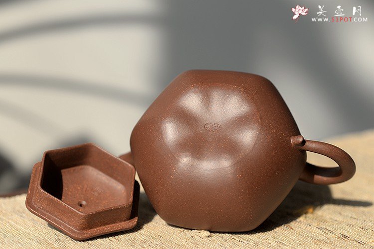 紫砂壶图片：何卫枫最新力作 锦囊佳器 方中寓圆 全手六角莲子 - 宜兴紫砂壶网