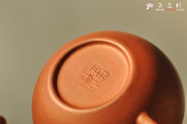 紫砂壶图片：极易泡养红皮龙 全手红莲 清秀婉约 进步明显 - 宜兴紫砂壶网