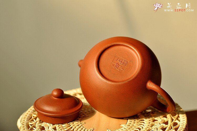 紫砂壶图片：极易泡养红皮龙 全手红莲 清秀婉约 进步明显 - 宜兴紫砂壶网