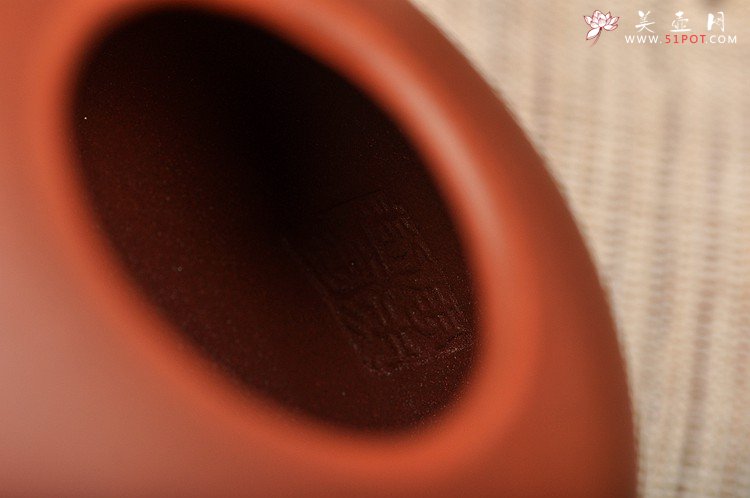 紫砂壶图片：古朴饱满 拙意十足 摹古全手大彬圆壶 江上清风山中明月 - 宜兴紫砂壶网