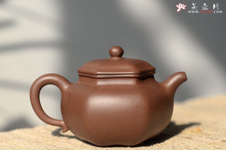 紫砂壶图片：何卫枫最新力作 锦囊佳器 方中寓圆 全手六角莲子 - 宜兴紫砂壶网