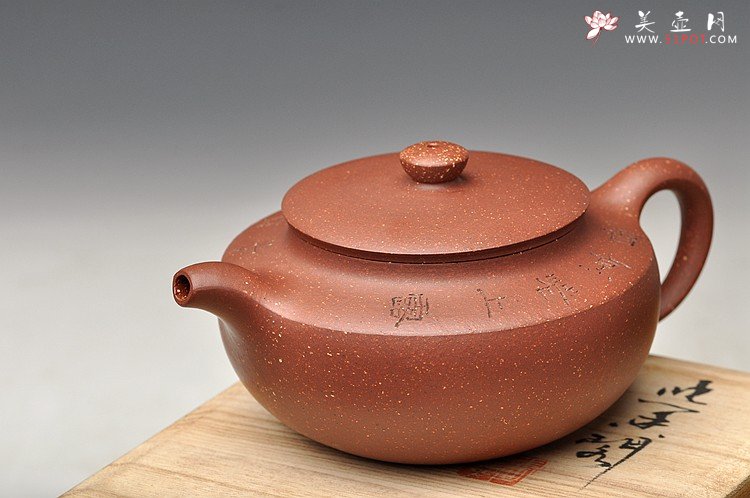 紫砂壶图片：国大师毛国强装饰 气势磅礴  全手大汉扁 收藏~ - 宜兴紫砂壶网