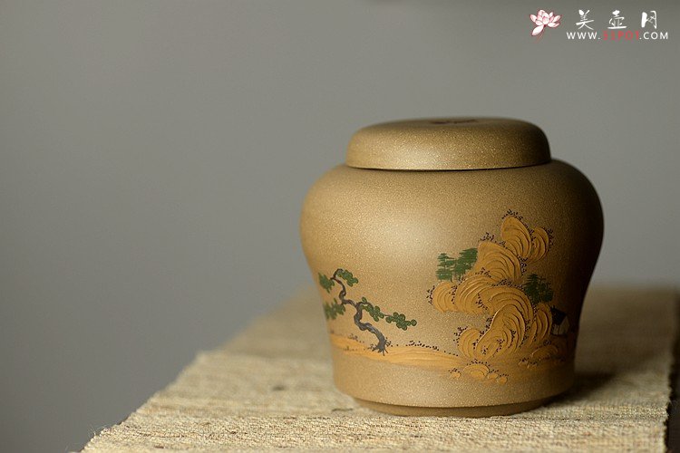 紫砂壶图片：美壶定制 泥绘通景山水茶叶罐  古朴典雅  - 宜兴紫砂壶网