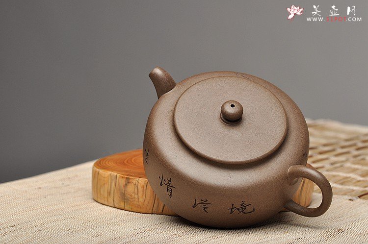 紫砂壶图片：王建源、王宝鹏联袂装饰 黄玲玲执刀 瞿斌全手新品 君缘 文人壶 - 宜兴紫砂壶网