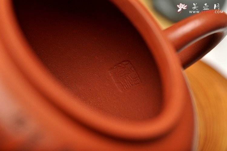 紫砂壶图片：林良丰装饰 黄玲玲执刀 瞿斌文人壶系列之全手平盖莲子 清灵秀美 - 宜兴紫砂壶网