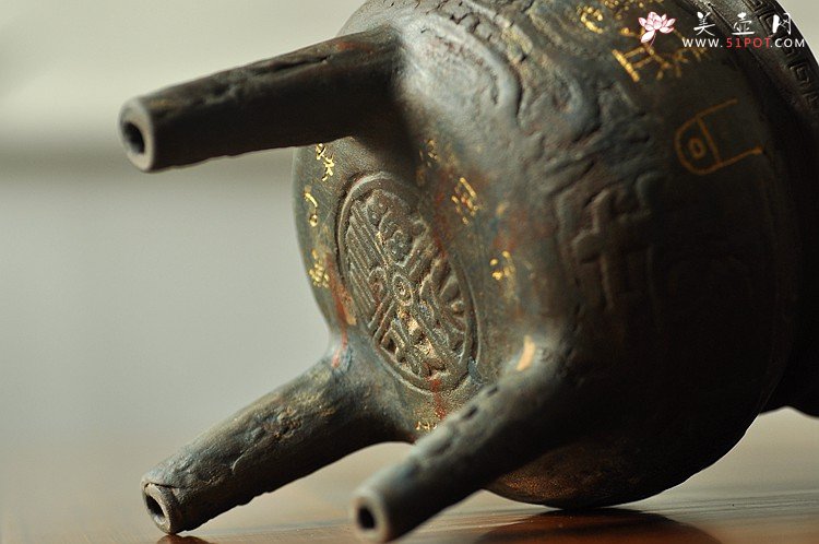 紫砂壶图片：全手玩砂之三足鼎 古朴典雅 - 宜兴紫砂壶网