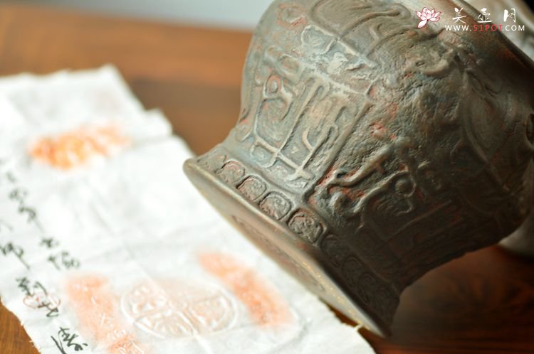 紫砂壶图片：全手玩砂之宝鼎 古朴典雅 - 宜兴紫砂壶网