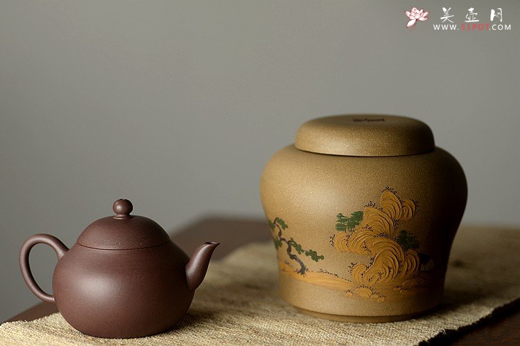 紫砂壶图片：美壶定制 泥绘通景山水茶叶罐  古朴典雅  - 宜兴紫砂壶网