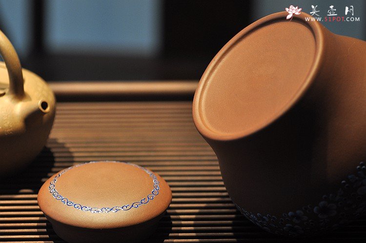 紫砂壶图片：美壶定做 精品粉彩茶叶罐 浑厚大气 古朴之风 - 宜兴紫砂壶网