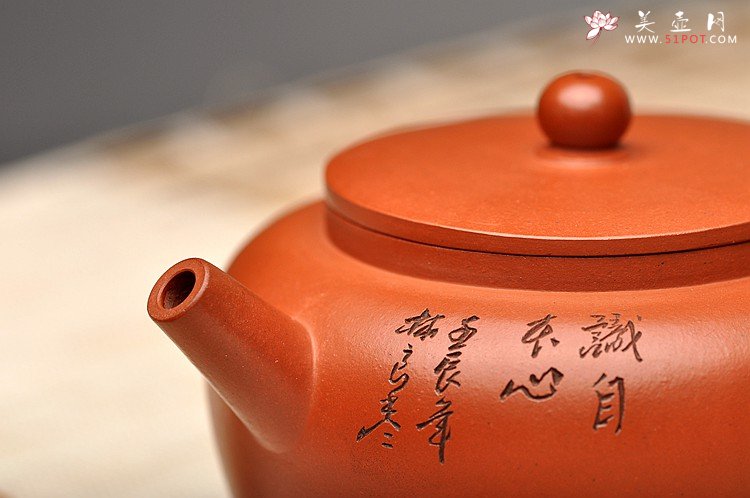 紫砂壶图片：林良丰装饰 黄玲玲执刀 瞿斌文人壶系列之全手平盖莲子 清灵秀美 - 宜兴紫砂壶网