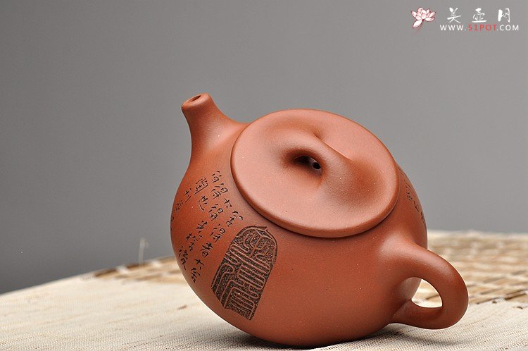 紫砂壶图片：啄砂装饰 古色古香 优质红皮龙 舍瓢 敦厚拙朴 - 宜兴紫砂壶网