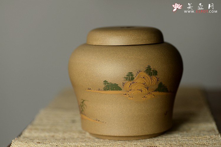 紫砂壶图片：美壶定制 泥绘通景山水茶叶罐  古朴典雅  - 宜兴紫砂壶网