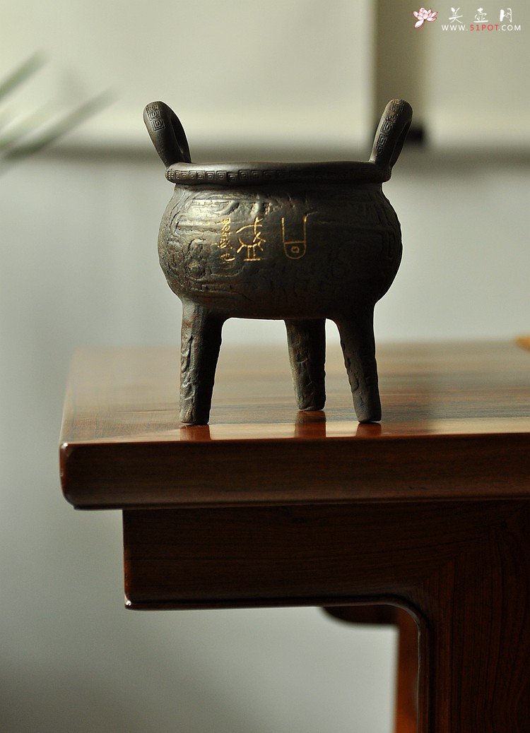 紫砂壶图片：全手玩砂之三足鼎 古朴典雅 - 宜兴紫砂壶网