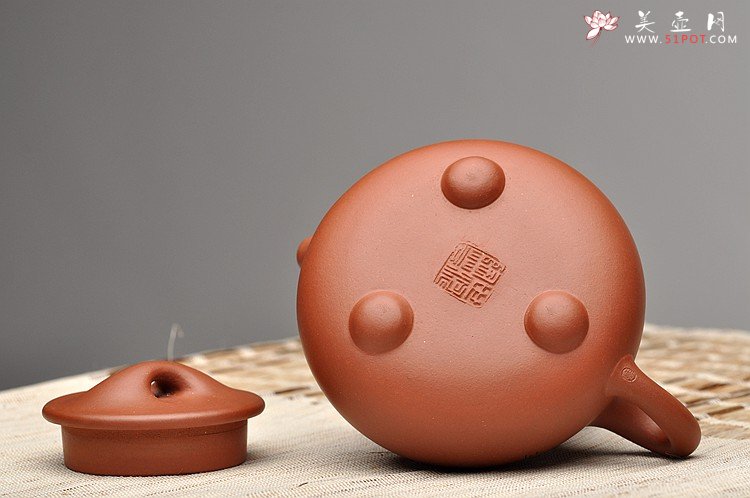 紫砂壶图片：啄砂装饰 古色古香 优质红皮龙 舍瓢 敦厚拙朴 - 宜兴紫砂壶网