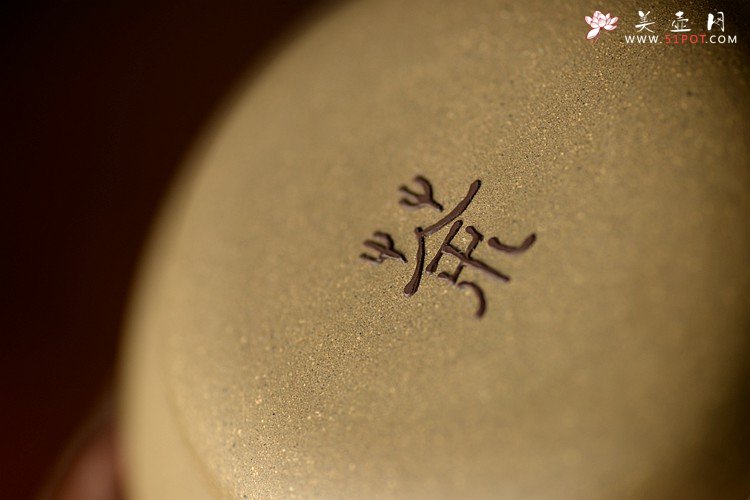 紫砂壶图片：美壶定制 泥绘通景山水茶叶罐  古朴典雅  - 宜兴紫砂壶网