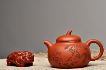 紫砂壶图片：进步之作 全手茄段 造型舒服 工笔装饰 细刻入丝  - 宜兴紫砂壶网