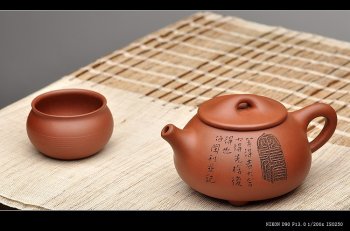 紫砂壶图片：啄砂装饰 古色古香 优质红皮龙 舍瓢 敦厚拙朴 - 宜兴紫砂壶网