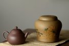 紫砂壶图片：美壶定制 泥绘通景山水茶叶罐  古朴典雅  - 宜兴紫砂壶网