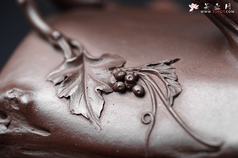 紫砂壶图片：花货典范 灵韵秀雅 全手葡萄桩之万年丰 薄胎精品 - 宜兴紫砂壶网