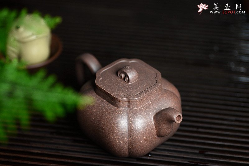 紫砂壶图片：何卫枫甲午新作 东方古韵 筋囊佳器 全手太极如意 - 宜兴紫砂壶网