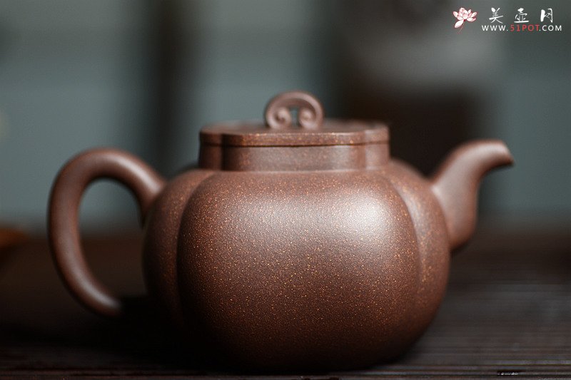 紫砂壶图片：何卫枫甲午新作 东方古韵 筋囊佳器 全手太极如意 - 宜兴紫砂壶网