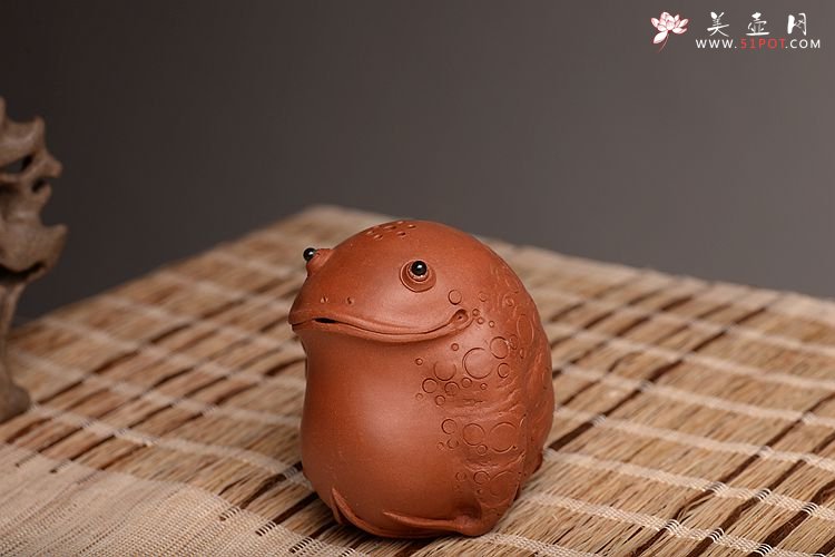 紫砂壶图片：施奇华老艺人全手茶宠锦集 文房茶宠水注之金蟾 - 宜兴紫砂壶网