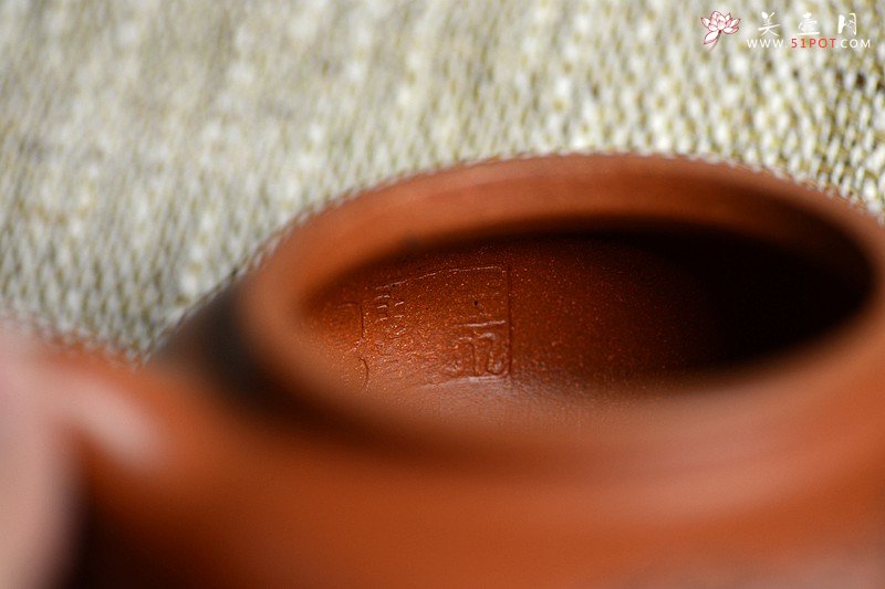 紫砂壶图片：优质降坡泥 颇有玩味~ 全手浮雕仿古 器形端庄 - 宜兴紫砂壶网