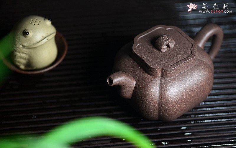 紫砂壶图片：何卫枫甲午新作 东方古韵 筋囊佳器 全手太极如意 - 宜兴紫砂壶网