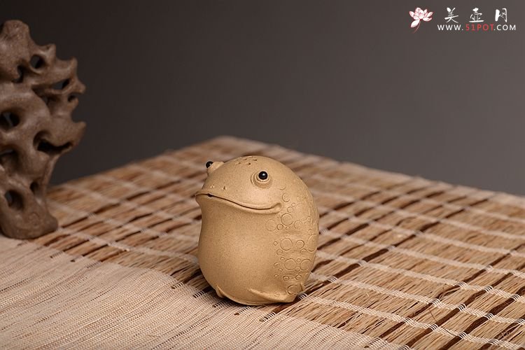 紫砂壶图片：施奇华老艺人全手茶宠锦集 文房茶宠水注之金蟾 - 宜兴紫砂壶网