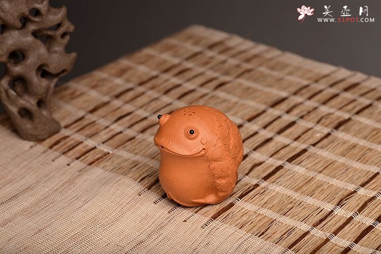 紫砂壶图片：施奇华老艺人全手茶宠锦集 文房茶宠水注之金蟾 - 宜兴紫砂壶网