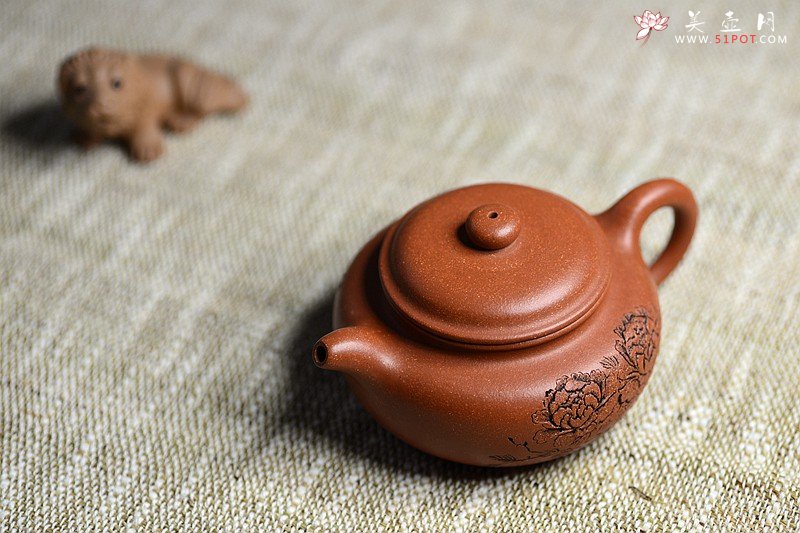 紫砂壶图片：优质降坡泥 颇有玩味~ 全手浮雕仿古 器形端庄 - 宜兴紫砂壶网