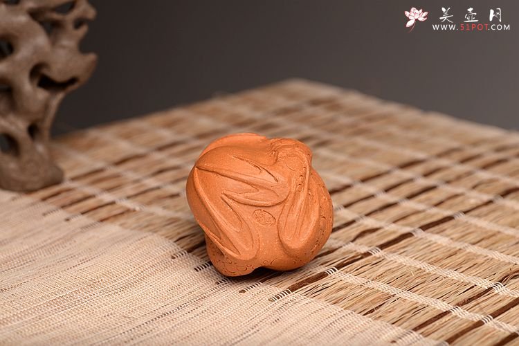 紫砂壶图片：施奇华老艺人全手茶宠锦集 文房茶宠水注之金蟾 - 宜兴紫砂壶网