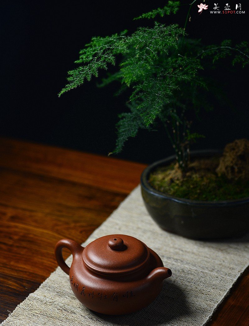 紫砂壶图片：优质降坡泥 颇有玩味~ 全手浮雕仿古 器形端庄 - 宜兴紫砂壶网