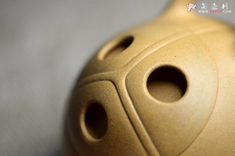 紫砂壶图片：曲峰摹古作品 东石款 石瓢 又称椰子壶 老味具显 陆轶舟文气装饰 - 宜兴紫砂壶网