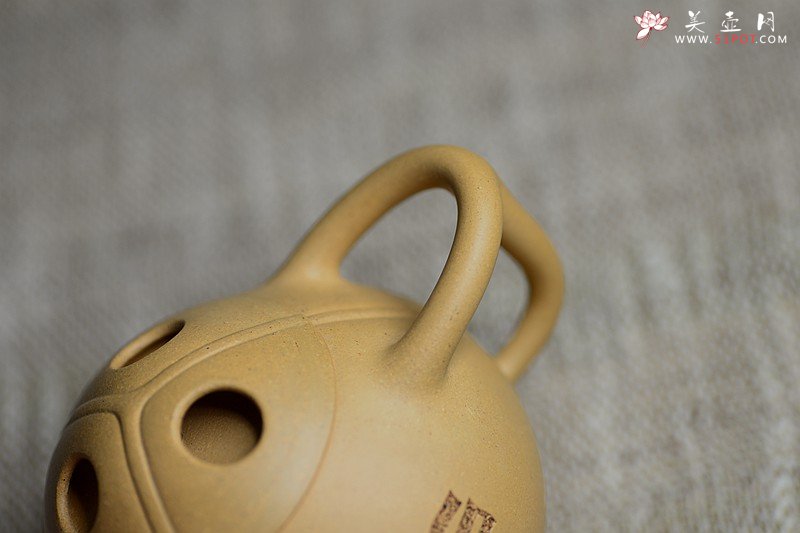 紫砂壶图片：曲峰摹古作品 东石款 石瓢 又称椰子壶 老味具显 陆轶舟文气装饰 - 宜兴紫砂壶网