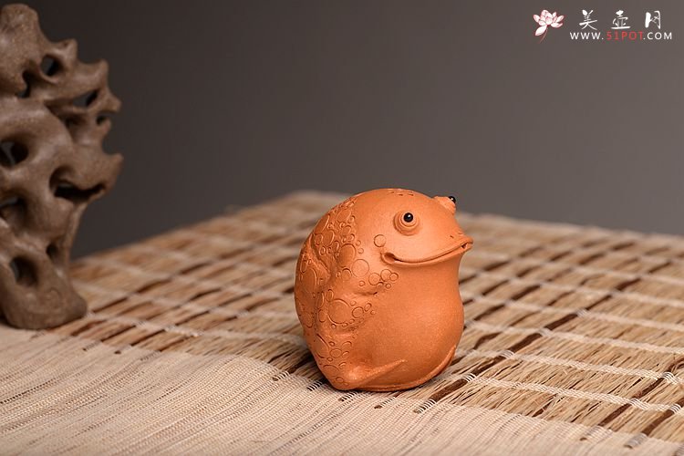 紫砂壶图片：施奇华老艺人全手茶宠锦集 文房茶宠水注之金蟾 - 宜兴紫砂壶网