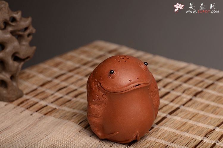 紫砂壶图片：施奇华老艺人全手茶宠锦集 文房茶宠水注之金蟾 - 宜兴紫砂壶网