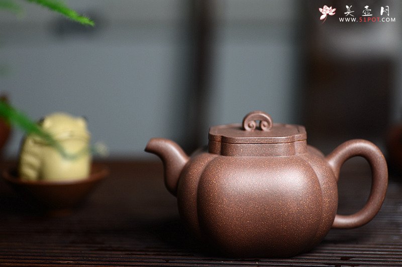 紫砂壶图片：何卫枫甲午新作 东方古韵 筋囊佳器 全手太极如意 - 宜兴紫砂壶网