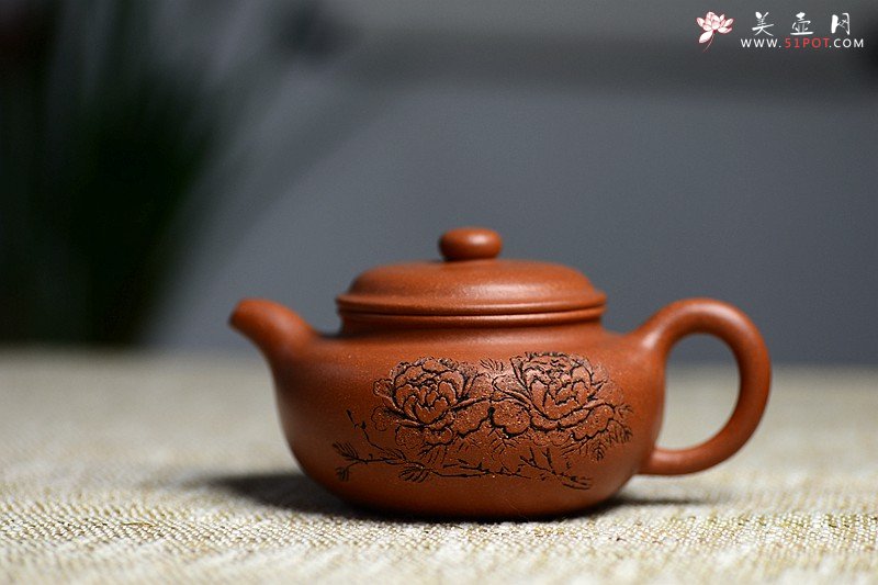 紫砂壶图片：优质降坡泥 颇有玩味~ 全手浮雕仿古 器形端庄 - 宜兴紫砂壶网