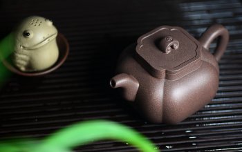 紫砂壶图片：何卫枫甲午新作 东方古韵 筋囊佳器 全手太极如意 - 宜兴紫砂壶网