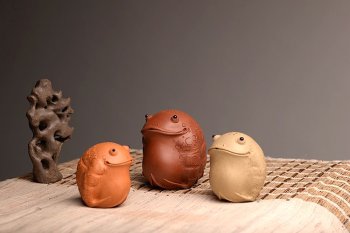 紫砂壶图片：施奇华老艺人全手茶宠锦集 文房茶宠水注之金蟾 - 宜兴紫砂壶网