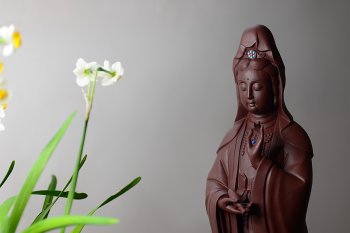 紫砂壶图片：精品雕塑 观音 神态细腻 - 宜兴紫砂壶网