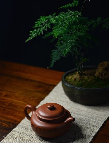 紫砂壶图片：优质降坡泥 颇有玩味~ 全手浮雕仿古 器形端庄 - 宜兴紫砂壶网