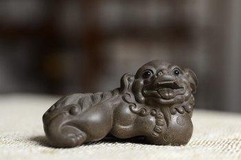 紫砂壶图片：古朴文气 青狮子茶宠  - 宜兴紫砂壶网