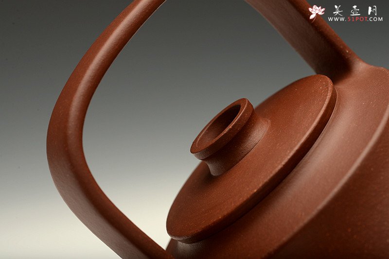 紫砂壶图片：潘小东甲午年新作 潜力派 全手玉带提梁 智行方圆 颇有难度 - 宜兴紫砂壶网