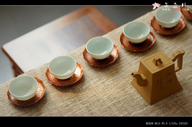 紫砂壶图片：美壶特惠一套 景德镇手工浅雕杯+福建手工制作莲花铜杯托~ **必备数量有限o(∩_∩)o  - 宜兴紫砂壶网