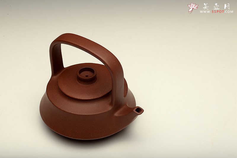 紫砂壶图片：潘小东甲午年新作 潜力派 全手玉带提梁 智行方圆 颇有难度 - 宜兴紫砂壶网