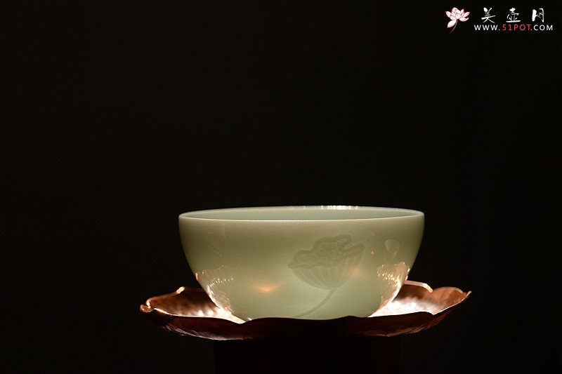 紫砂壶图片：美壶特惠一套 景德镇手工浅雕杯+福建手工制作莲花铜杯托~ **必备数量有限o(∩_∩)o  - 宜兴紫砂壶网