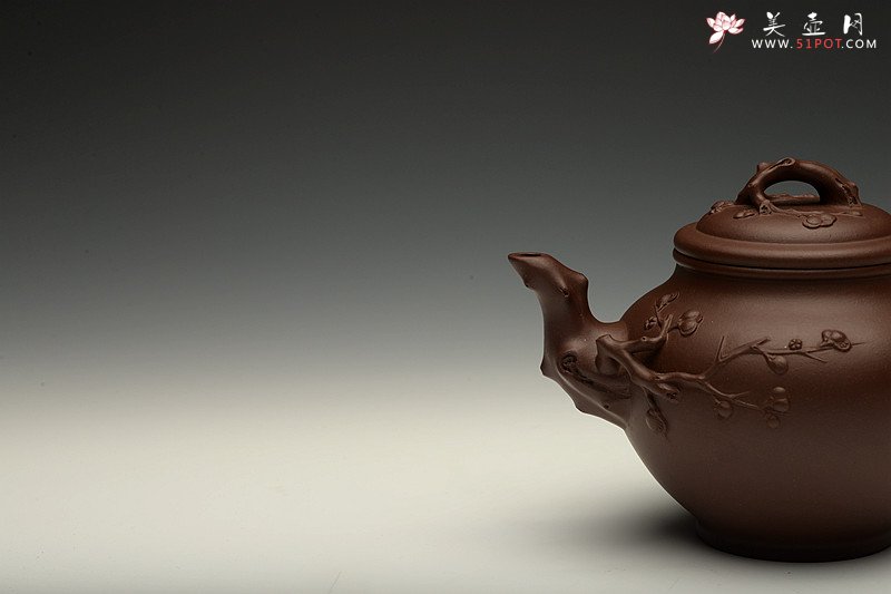紫砂壶图片：经典传统 梅报春 气宇轩昂 贴叶精彩 - 宜兴紫砂壶网