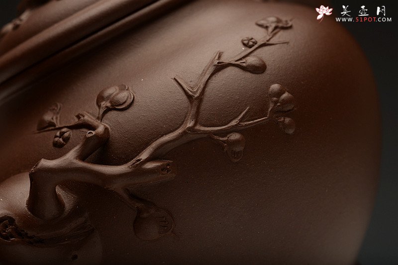 紫砂壶图片：经典传统 梅报春 气宇轩昂 贴叶精彩 - 宜兴紫砂壶网